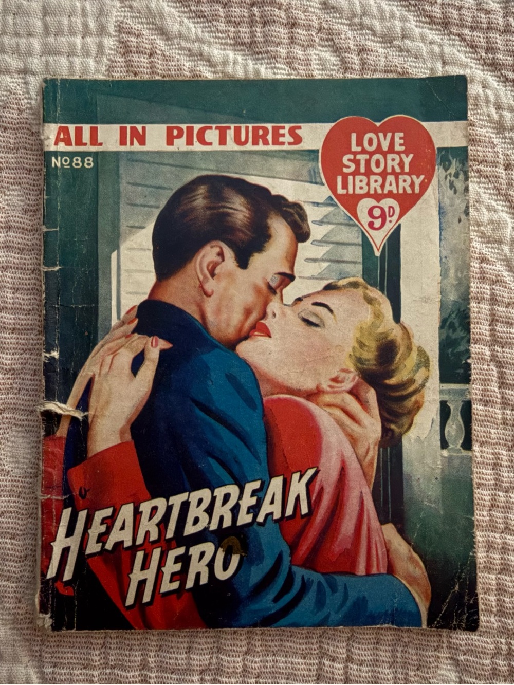 RARE VINTAGE ROMANCE LOVE STORY LIBRARY ALL IN PICTURES NO. 88 ‘HEARTBREAK HERO’